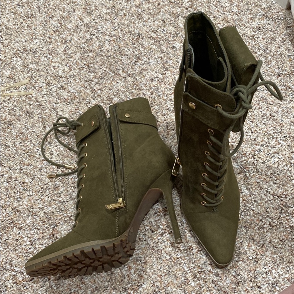 Jennifer Lopez Green Heeled Boots with Lace-Up Design